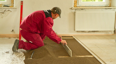 Alternativa betonové podlahy: suchá plovoucí podlaha s izolačním podsypem