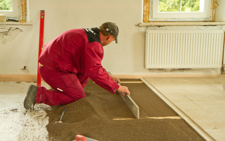 Alternativa betonové podlahy: suchá plovoucí podlaha s izolačním podsypem