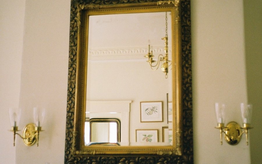 Zrcadla a obrazy pod drobnohledem