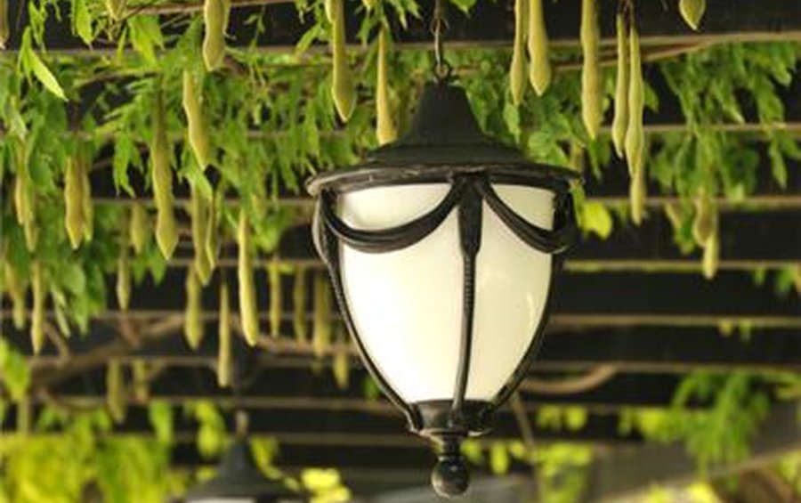 Zvolte si venkovní osvětlení: romantické lucerny i solární lampy