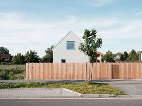 Rodinný dům od JRKVC vychází ze slovenské lidové architektury