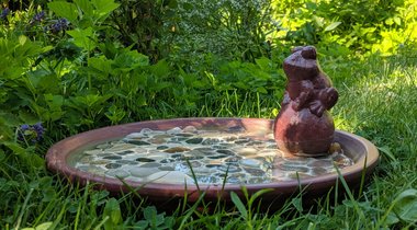 DIY: Pítko pro obyvatele zahrady s kamínkovou mozaikou