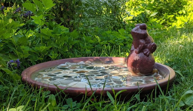 DIY: Pítko pro obyvatele zahrady s kamínkovou mozaikou