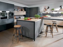 Černá barva se prosazuje na nábytku a ocelových prvcích kuchyně. 