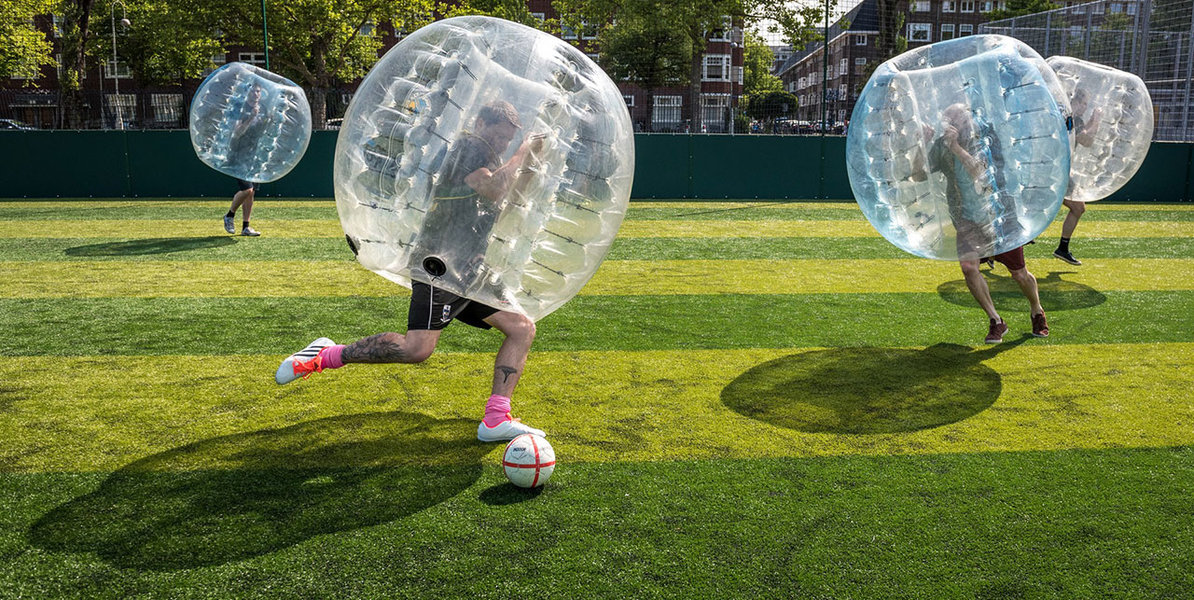 Fotbal v bublině. Crazybubbles.cz