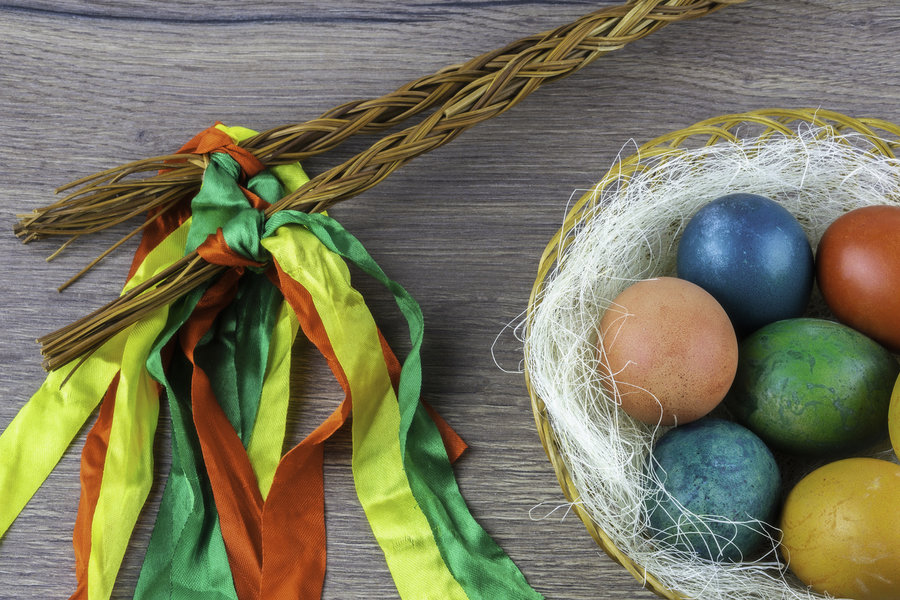 pomlázka s barvenými velikonočními vajíčky